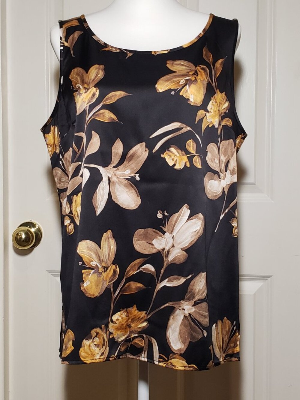 St. John silk tank top, size Large